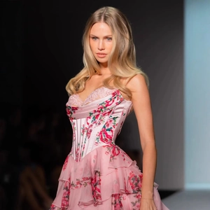 Rosa geblümtes Korsettkleid mit Spitzendetails und Rüschensaum für den Sommer 2025