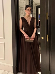 Gedetailleerd zicht op een chocoladebruine chiffon avondjurk met cape-mouwen en open rug