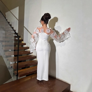 Witte nauwsluitende avondjurk met 3D-bloemen mesh mouwen en ritssluiting achter