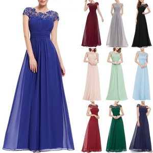Details des Spitzenoberteils und der Falten-Taille an diesem eleganten Chiffon-Abendkleid