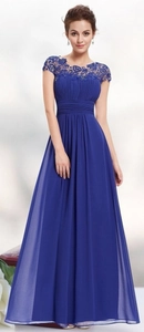 Detailansicht der königsblauen Abendrobe mit Spitzenbesatz, Perlen und fließendem Chiffon