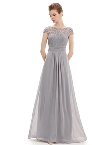 Detail der grauen Spitzenstickerei und der Falten an der Taille des Chiffon-Abendkleids