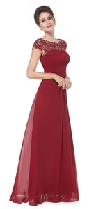 Detailansicht des eleganten burgunderroten Spitzenoberteils und der Taillenfalten am Abendkleid