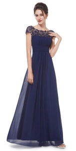 Detail von dunkelblauer Spitze und Falten an der Taille des Chiffon-Abendkleids