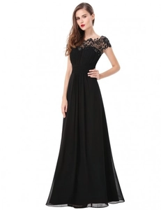Detail des eleganten schwarzen Spitzen-Oberteils und der Falten-Taille am Abendkleid