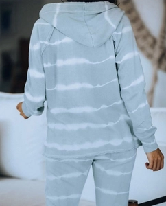 Rückansicht eines hellblauen Damen-Loungewear-Sets mit Tie-Dye-Muster und Kapuzenpullover