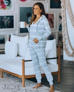 Damen Loungewear-Set mit blau-weißem Batikmuster, Langarm-Hoodie und passender Jogginghose