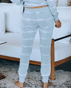 Detail der hellblauen Tie-Dye-Loungehose mit Gesäßtasche und elastischem Bund
