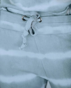 Detailansicht der hellblauen Batik-Freizeithose mit elastischem Kordelzug am Bund