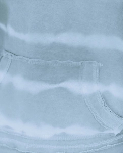 Detail der hellblauen Loungewear im Tie-Dye-Design mit Fokus auf die Kängurutasche