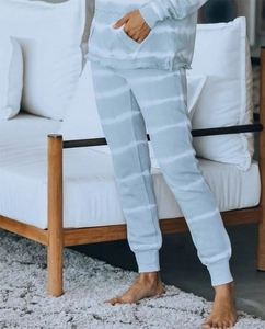 Detail von hellblau gestreifter Loungewear mit weicher Stoffstruktur und Taschen