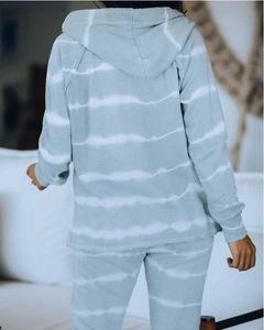 Damen Loungewear-Set in Hellblau-Batik mit Langarm-Kapuzenpullover und passender Hose
