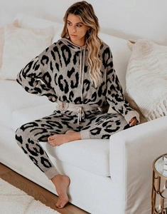 Dettaglio completo del set relax con stampa leopardata, felpa con cappuccio e pantaloni