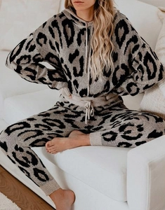 Dettaglio del set loungewear in maglia leopardata con coulisse in vita e polsini chiusi
