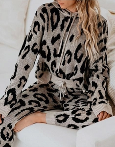 Dettaglio completo di felpa con cappuccio leopardata e pantaloni in maglia