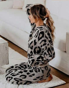 Dettaglio del set loungewear in maglia leopardata con felpa con cappuccio e pantaloni