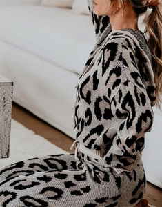 Dettaglio del set loungewear in maglia leopardata con pantaloni con coulisse e tessuto morbido