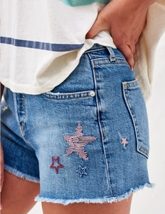 High-Waist Denim-Shorts mit bunten Stern-Stickereien und trendigem Fransen-Saum-Detail