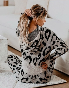 Dettaglio del set loungewear in maglia leopardata con orlo a coste e trama morbida