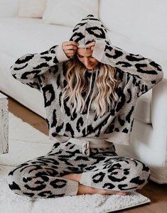 Dettaglio del set loungewear in maglia leopardata con felpa con cappuccio e pantaloni coordinati