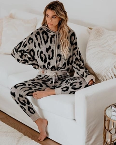 Set da casa due pezzi donna con felpa con cappuccio e pantaloni stampa leopardata