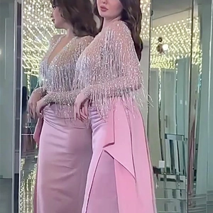 Détail de la robe de soirée rose avec franges argentées et volants sur le côté