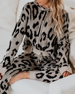 Completo lounge da donna in due pezzi con felpa con cappuccio leopardata e pantaloni