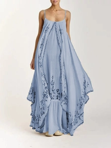 Robe longue bleu clair avec broderies florales, volants et détails bohèmes ajourés