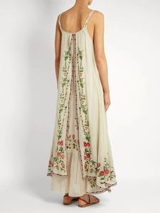 Robe maxi bohème blanc cassé avec broderie florale et design dos nu à bretelles