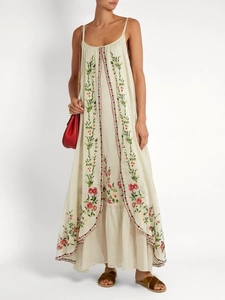 Robe longue bohème blanc cassé avec broderie florale et fente multicouche