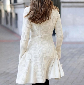 Rückansicht eines cremefarbenen Strickkleides mit Zopfmuster, A-Linien-Schnitt und langen Ärmeln
