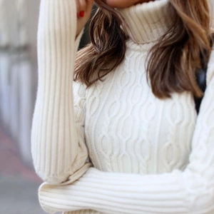 Damen Strickpullover in Elfenbeinfarben mit Rollkragen und Zopfmuster für Herbst Winter