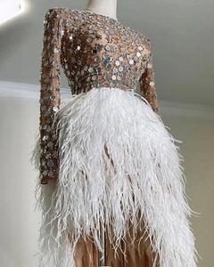 Elegante abito da sera con paillettes, maniche in mesh e gonna di piume bianche