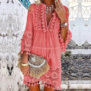 Robe bohème rose corail avec broderie ethnique et épaules dénudées pour l'été