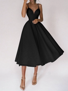 Détail d'une robe midi noire sans manches en satin avec décolleté en V et ourlet évasé élégant