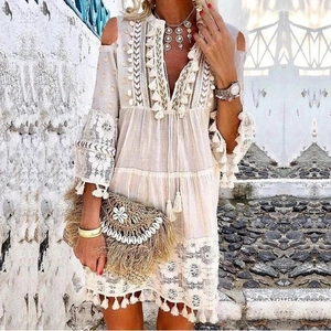 Mini robe blanche bohème en coton avec coutures en dentelle et détails de franges