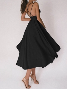 Vue arrière d'une robe longue noire élégante avec bretelles croisées et ourlet évasé