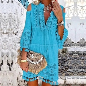 Robe bohème bleu clair à épaules dénudées avec col en V et détails de glands