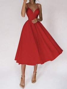 Détail d'une robe midi rouge avec fines bretelles, col en V et silhouette trapèze
