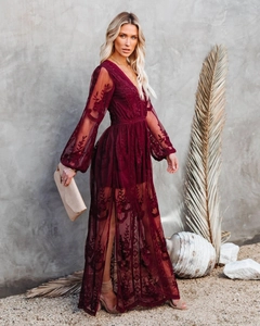Detail der burgunderfarbenen Blumenstickerei an Laternenärmeln und V-Ausschnitt Kleid
