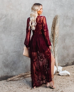 Nahaufnahme bordeauxrotes Spitzenkleid mit transparenten Ärmeln und hohem Beinschlitz