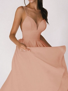 Robe longue élégante rose corail à col en V avec bretelles et jupe longue évasée