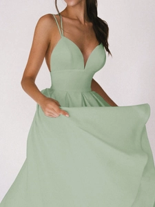 Détails de la robe de soirée vert clair avec col en V, bretelles et taille haute fluide