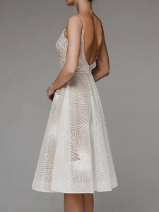 Détails du dos d'une robe midi blanche à motifs géométriques avec un décolleté en V profond