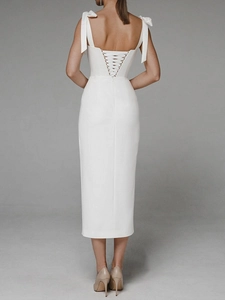 Dettaglio retro abito midi bianco con spalline a fiocco e lacci incrociati stile corsetto