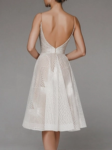 Détail de robe de soirée avec dos nu en U et broderie de paillettes géométriques