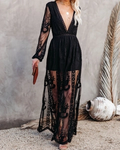 Detail der Blumenstickerei am schwarzen Langarm-Maxikleid aus Chiffon mit V-Ausschnitt