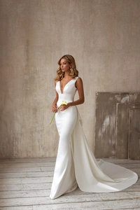 Élégante Robe de Mariée Blanche Col en V Sans Manches en Satin Longue Traîne Robe de Soirée Minimaliste Coupe Ajustée Maxi Robe