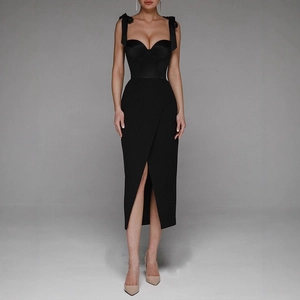 Elegante abito attillato nero con scollo a cuore, spalline a fiocco e spacco laterale