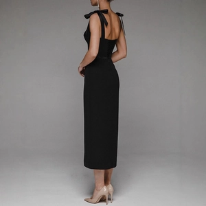Elegante abito midi nero aderente con spalline a fiocco e silhouette snellente